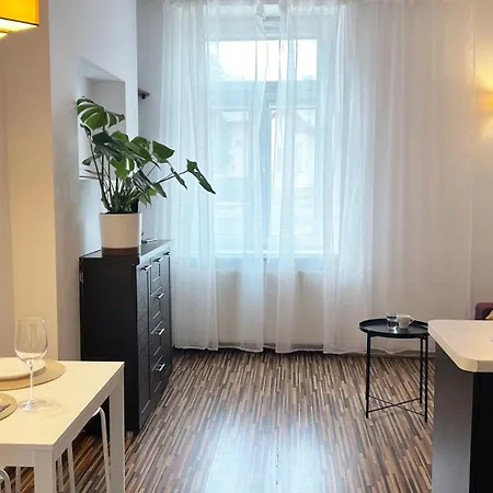 Sunny Apartment Near Krakus Mound